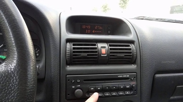 Bộ đàm cầm tay cho taxi 2 Bộ đàm cầm tay cho tài xế taxi liên lạc nhanh chóng, an toàn và tiết kiệm trong quá trình làm việc và đưa đón khách