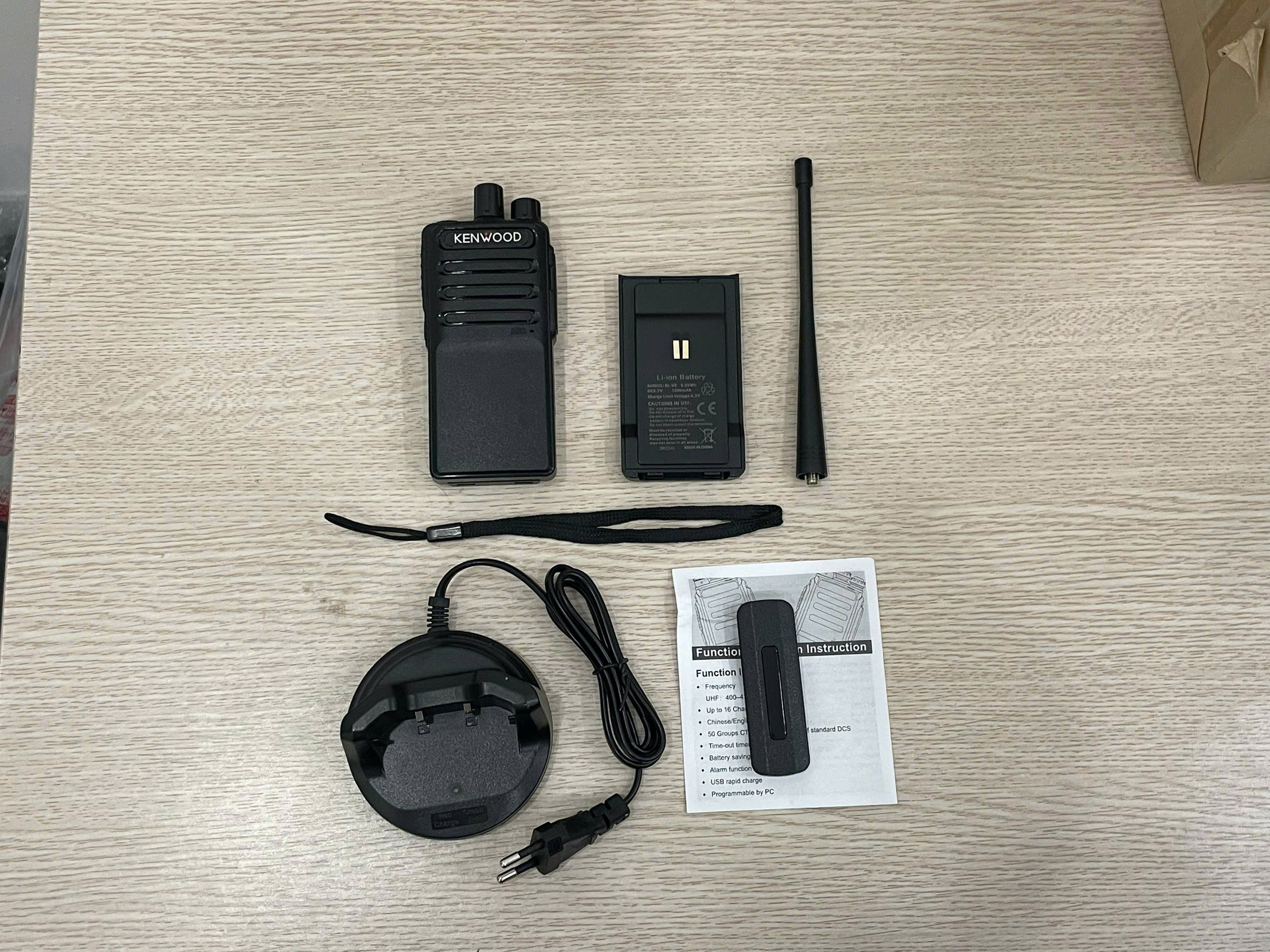 Đàm cầm tay Kenwood TK 3290S – Bộ đàm mỏng nhẹ, bền bỉ chuẩn quân sự 12 may bo dam kenwood tk 3290s 5 rotated